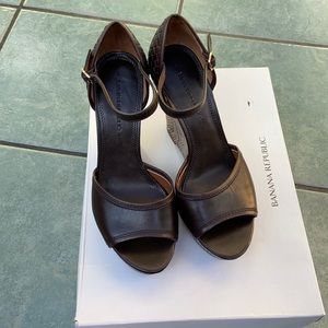 Banana Republic leather Snkprint peep toe wedges